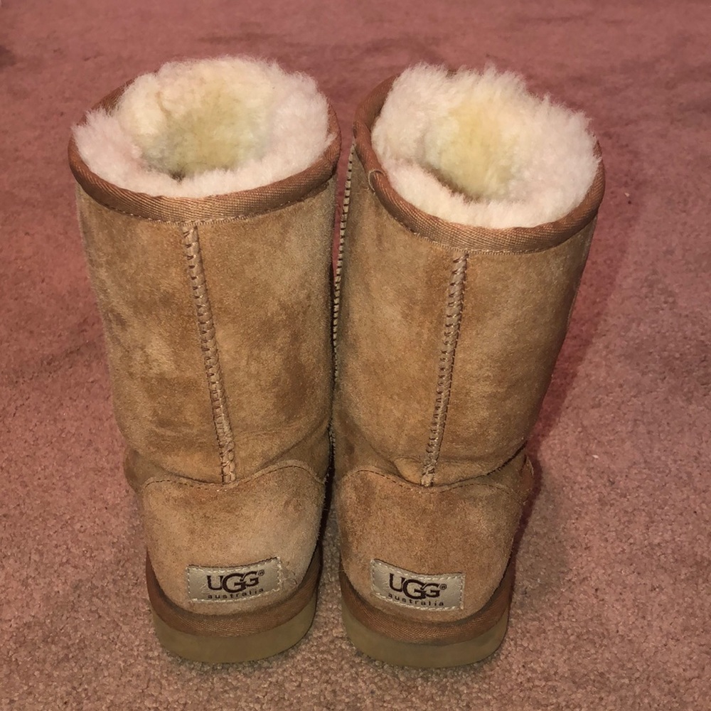 UGGS SIZE 7 - Picture 3 of 3
